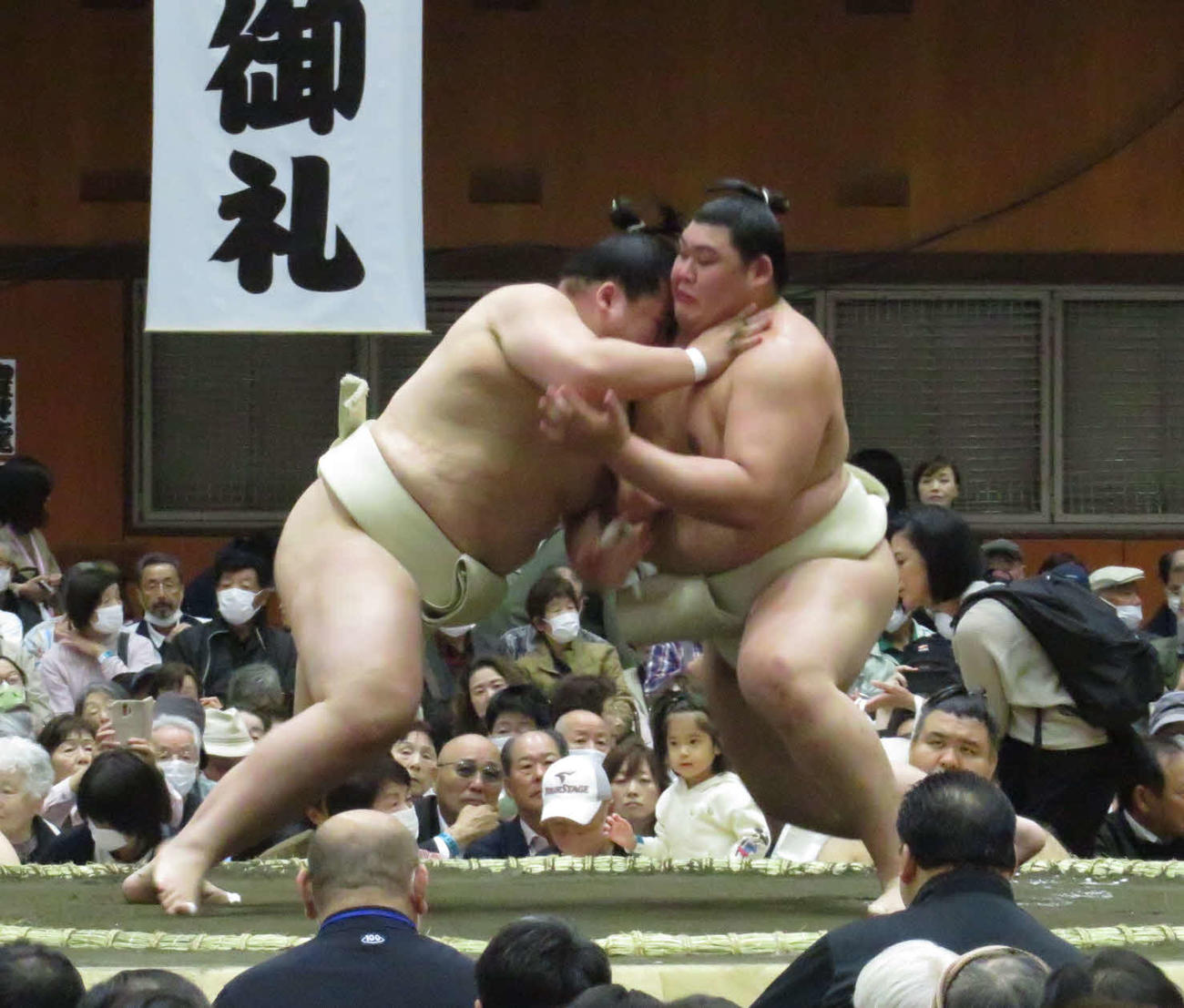 茨城・鉾田市で行われた巡業の朝稽古で、王鵬（左）と相撲を取る稽古を繰り返した大の里