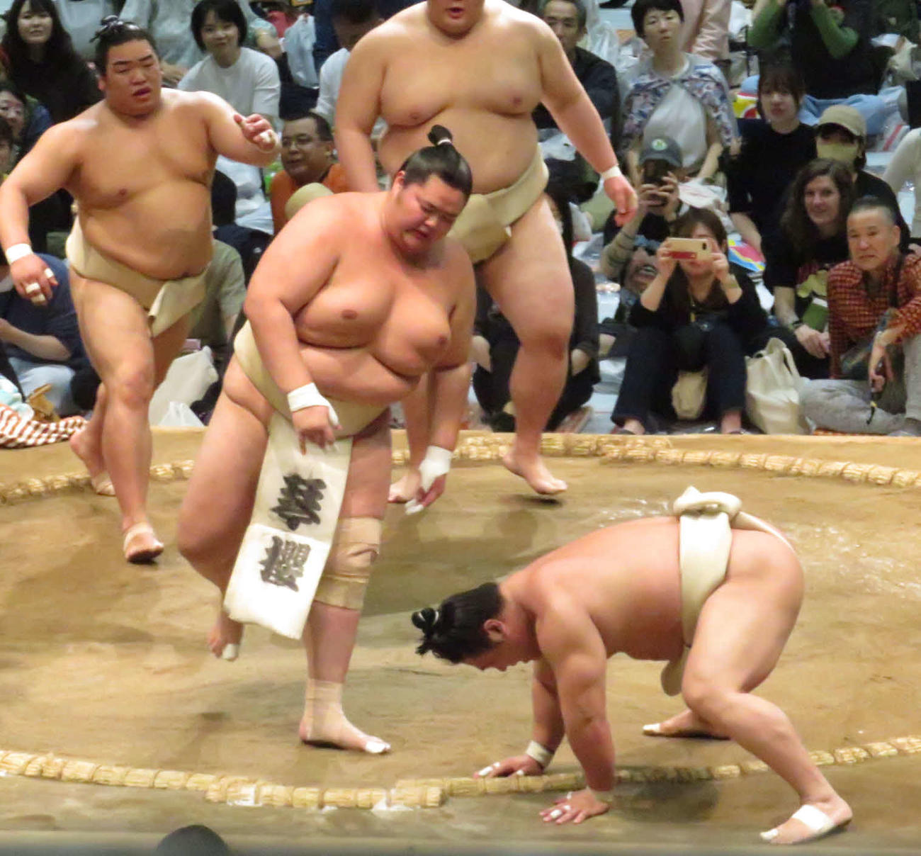 神奈川・川崎市で行われた巡業の稽古で、若隆景（手前右）と相撲を取る稽古を繰り返した琴桜（同左）