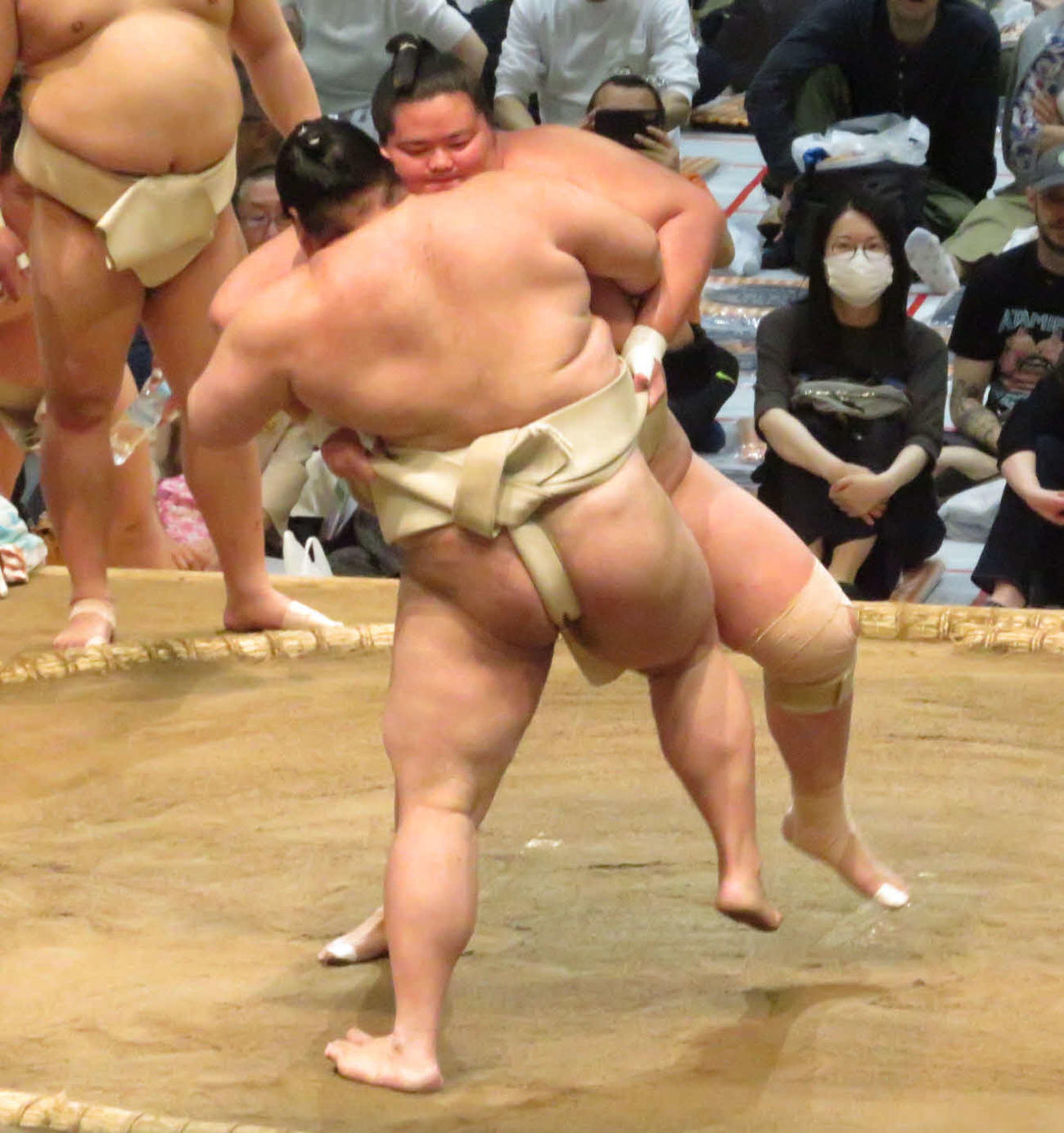 神奈川・川崎市で行われた巡業の稽古で、熱海富士（手前）を寄り立てる琴桜
