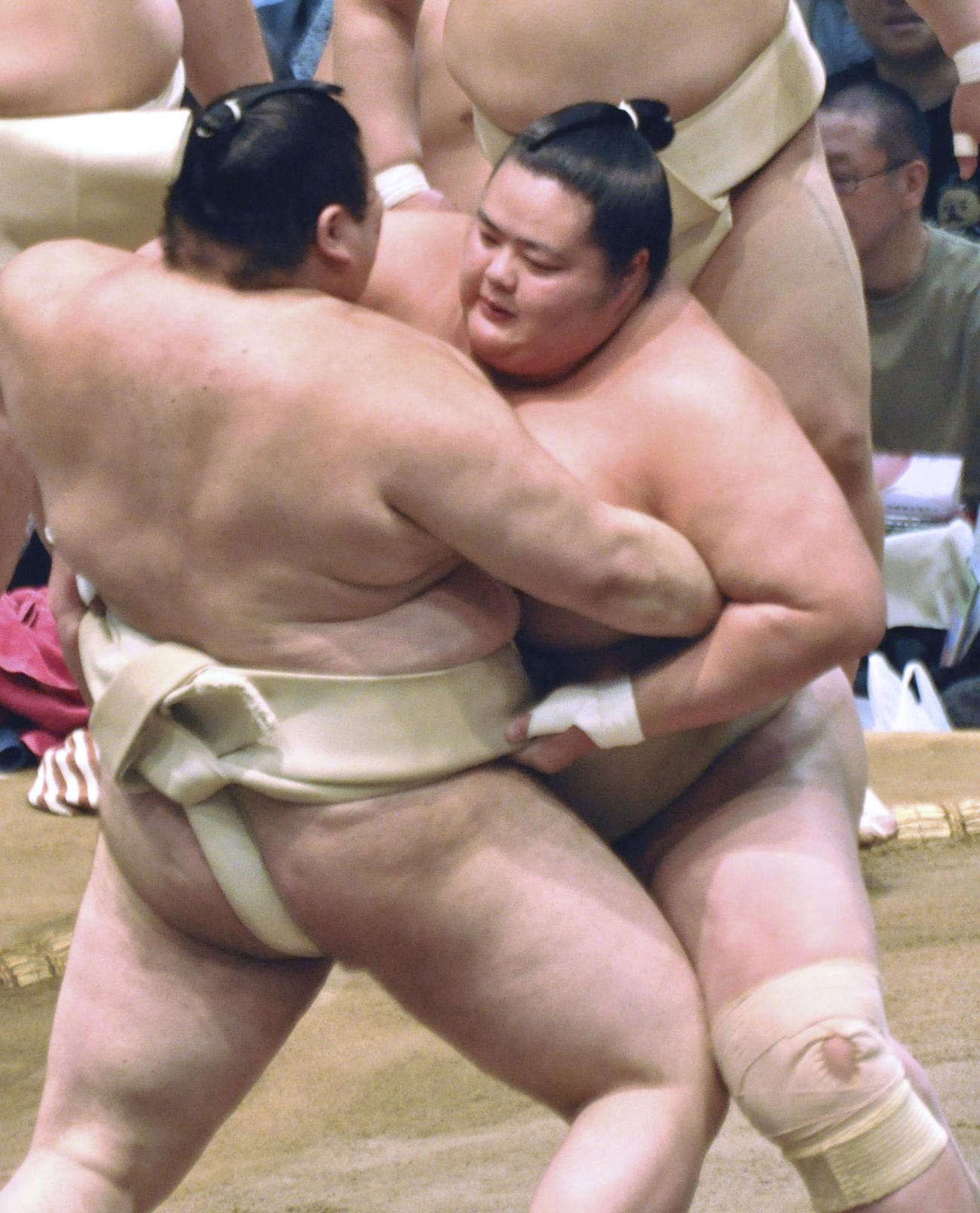 春巡業で熱海富士（左）と稽古する琴桜（共同）