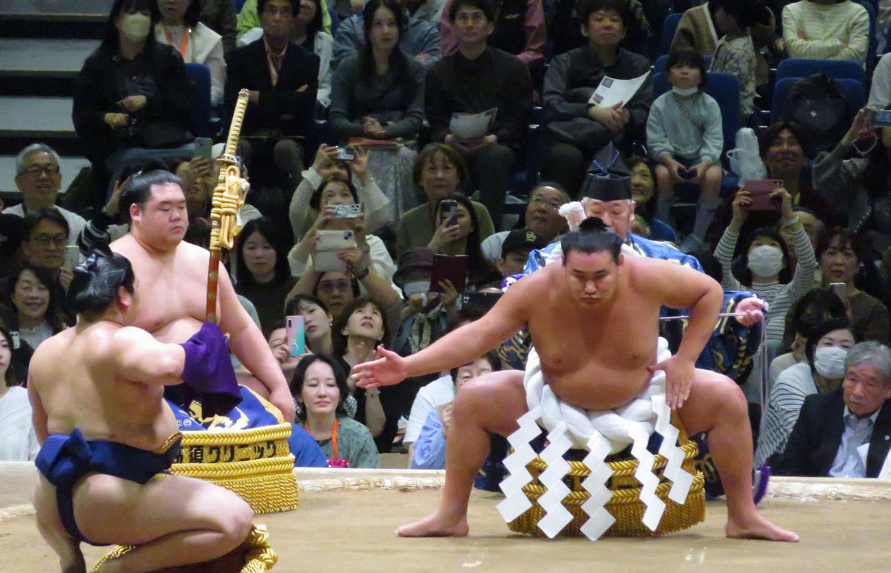 横浜市で行われた巡業で土俵入りを披露した豊昇龍（右）。左は手前が太刀持ちの平戸海、後方が露払いの明生