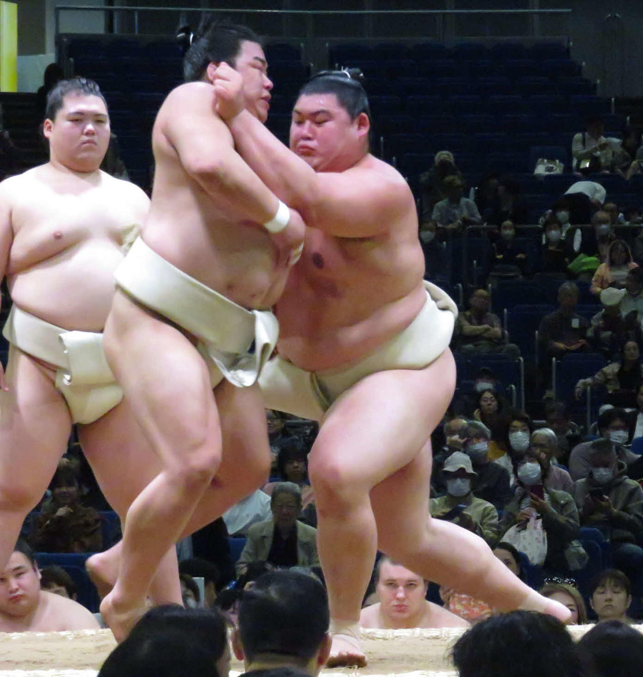 横浜市で行われた巡業で、平戸海（手前左）と稽古を繰り返した大の里（同右）。左端は王鵬