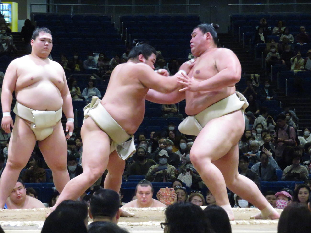 横浜市で行われた巡業で、平戸海（手前左）と稽古を繰り返した大の里（同右）。左端は王鵬