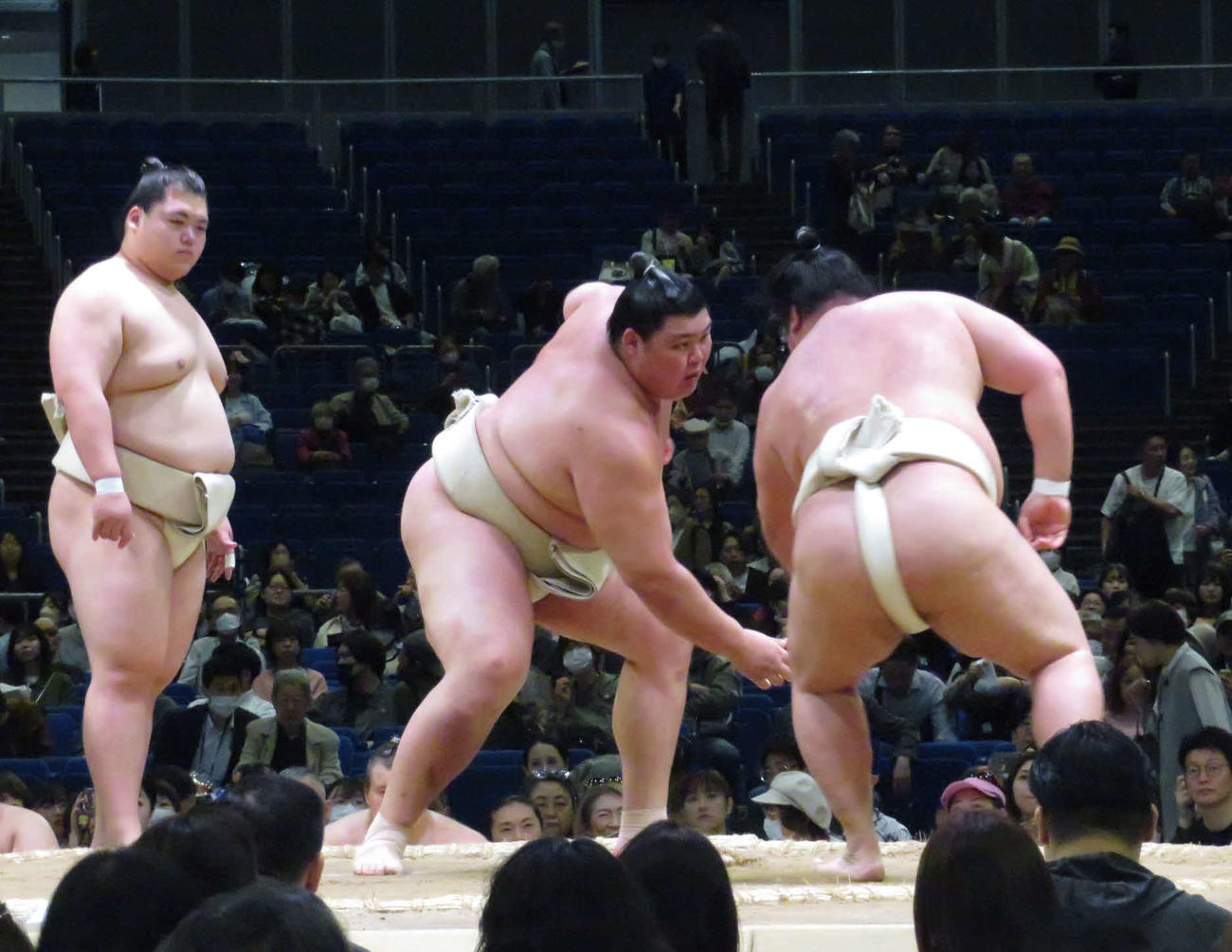 横浜市で行われた巡業で、明生（手前右）と稽古を繰り返した大の里（同左）。左端は王鵬