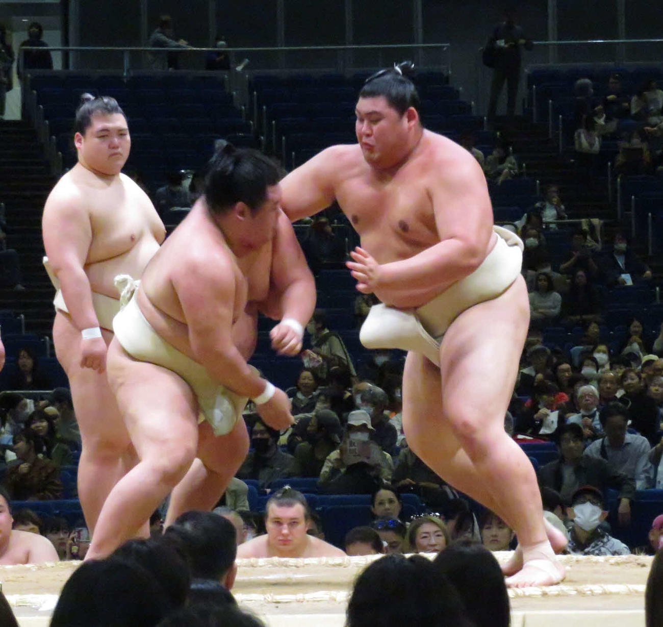 横浜市で行われた巡業で、明生（手前左）と稽古を繰り返した大の里（同右）。後方左は王鵬