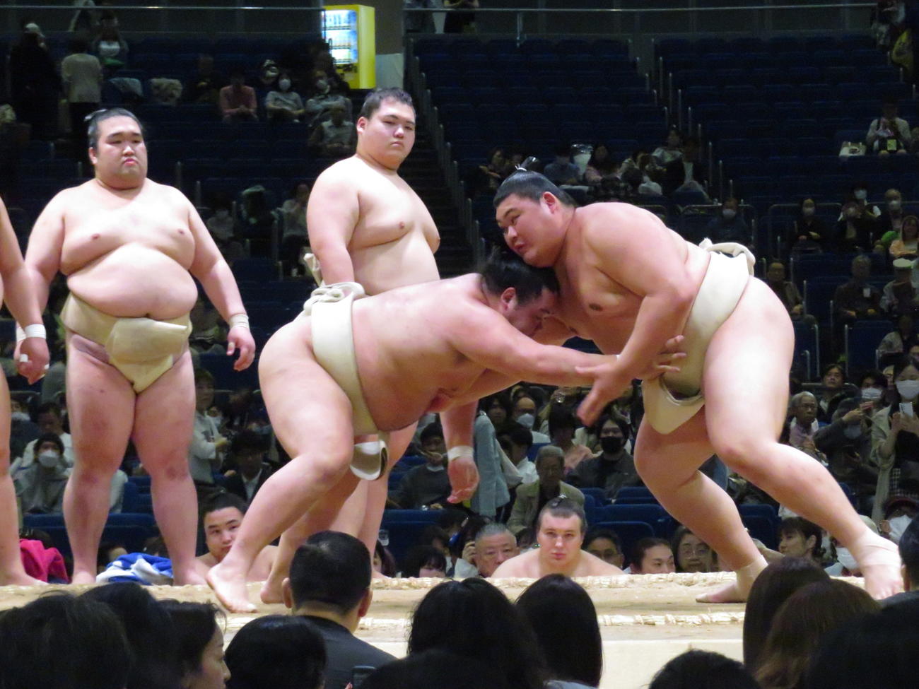 横浜市で行われた巡業で、明生（手前左）と稽古を繰り返した大の里（同右）。後方は左から豪ノ山、王鵬