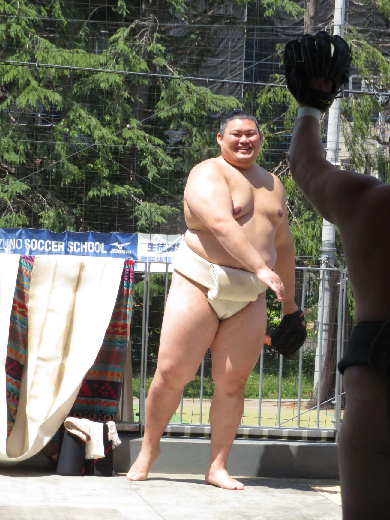 東京・八王子市で行われた巡業の合間に、笑顔でキャッチボールを繰り返した大の里