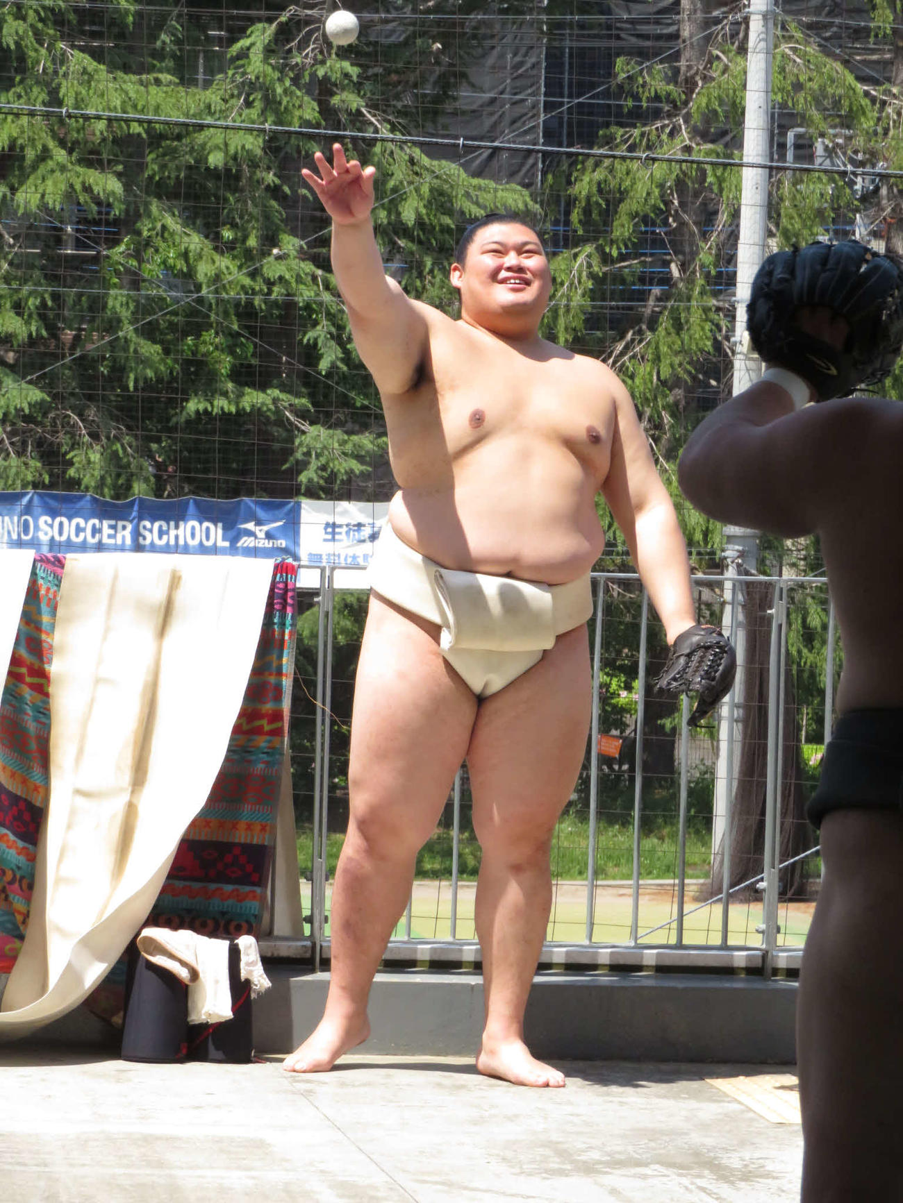 東京・八王子市で行われた巡業の合間に、笑顔でキャッチボールを繰り返した大の里