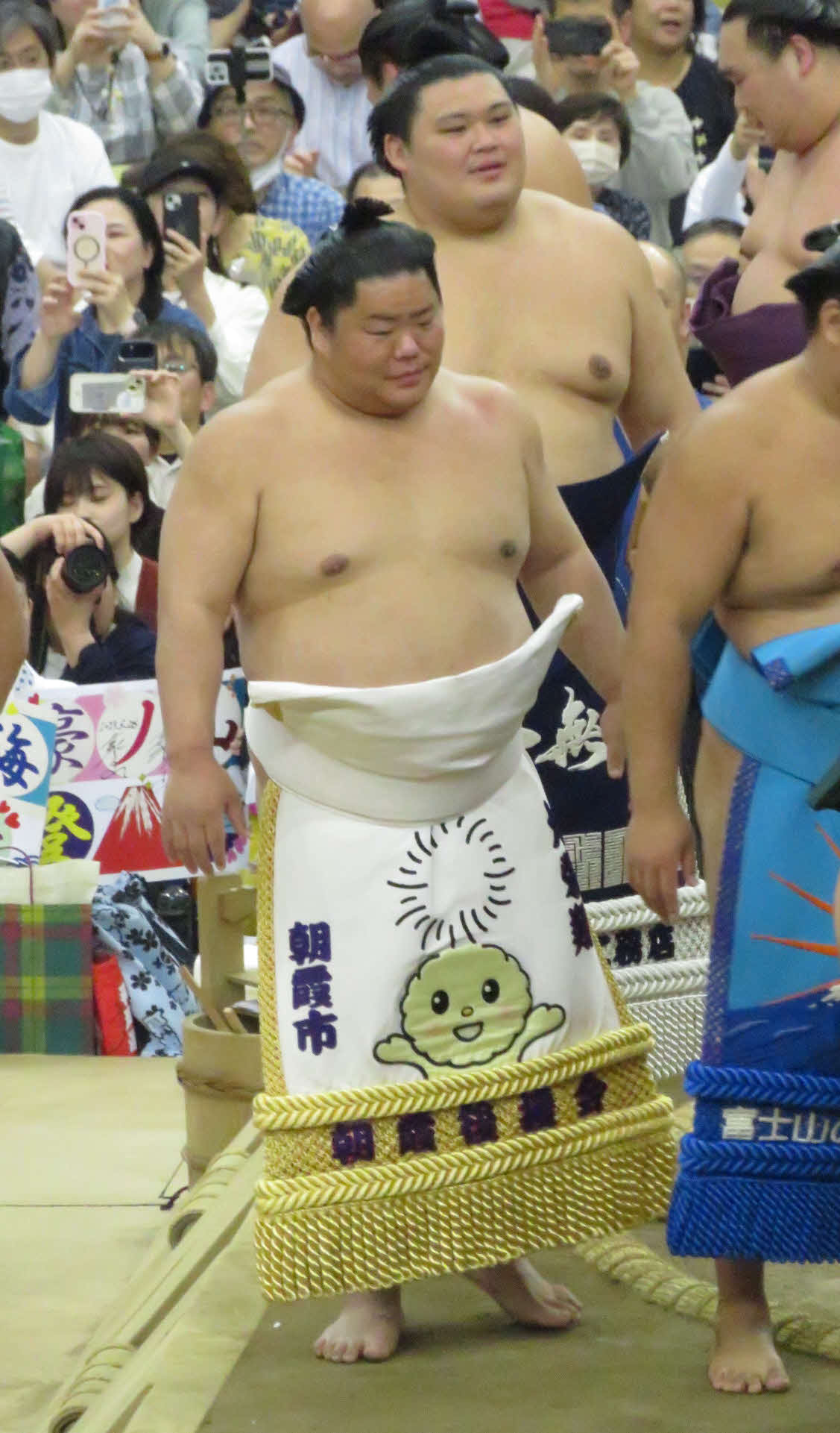 東京・八王子市で行われた巡業で、土俵入りに臨んだ大栄翔（中央）。後方は大の里