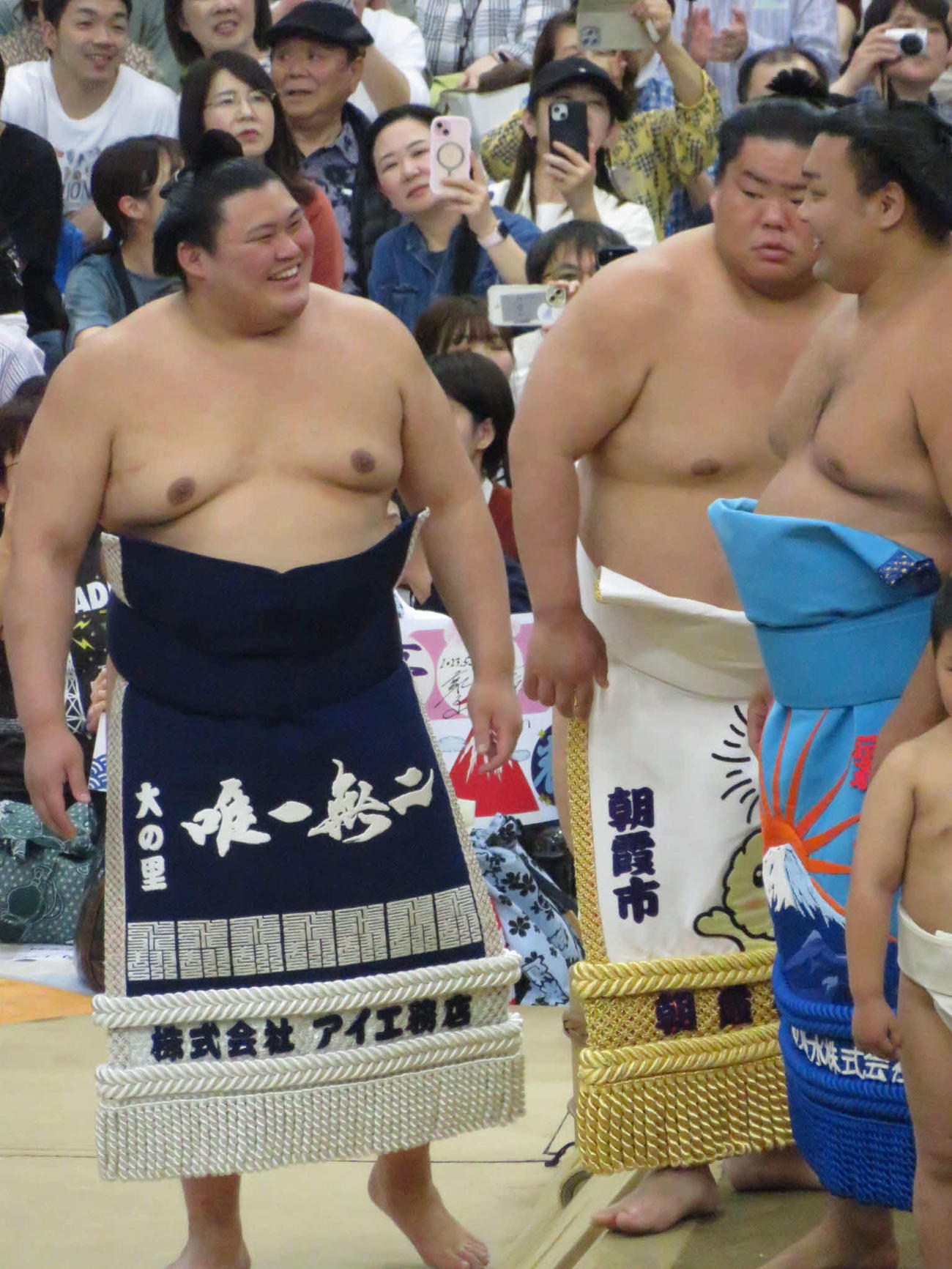 東京・八王子市で行われた巡業で、笑顔を見せながら土俵入りに臨んだ大の里（左）。右は霧島、中央は大栄翔