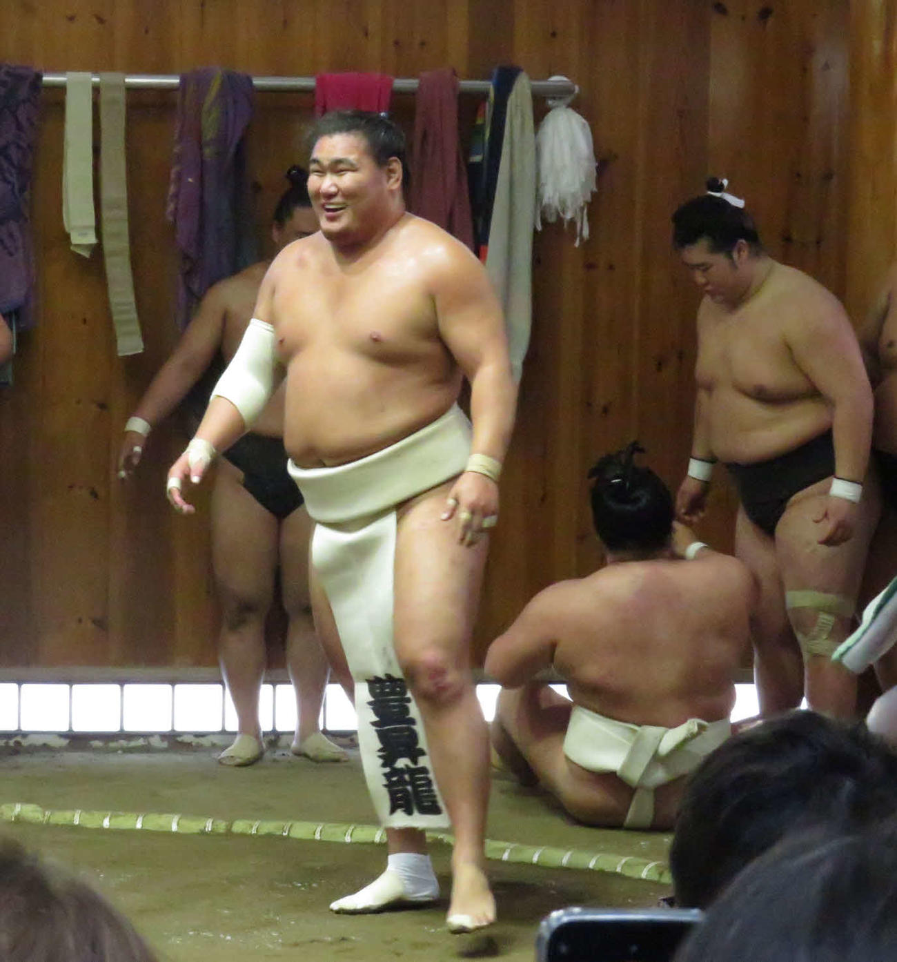 本格始動した豊昇龍（手前）は、明生（後方右から2人目）に土俵際で辛勝し、ホッとした表情を見せた