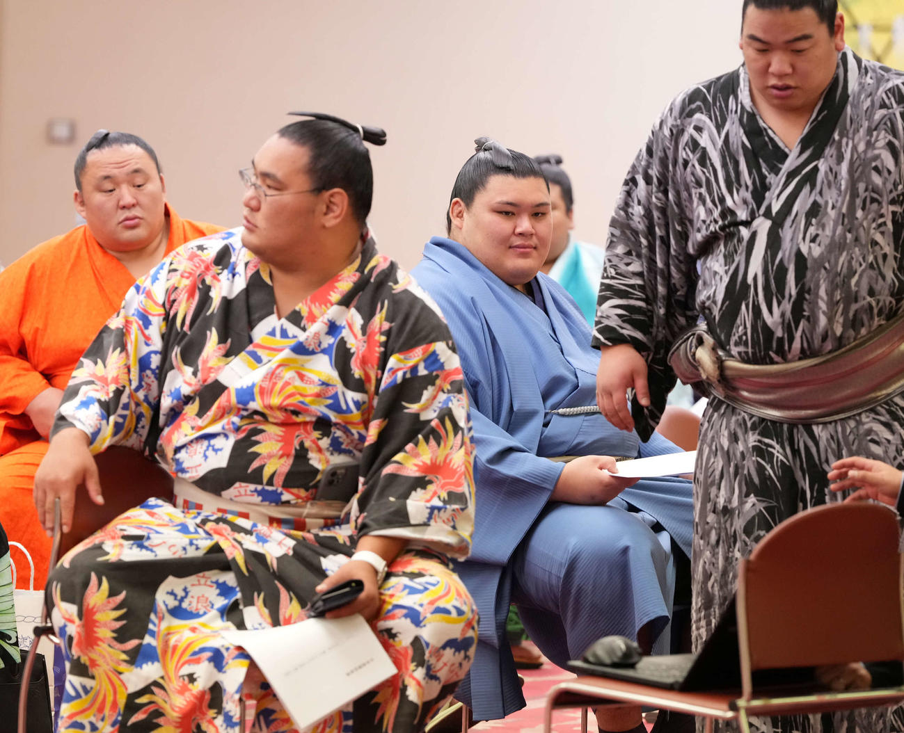力士会に臨んだ大の里（中央）は豊昇龍の前に置かれた椅子の上にあるパソコンを見つめる（撮影・小沢裕）
