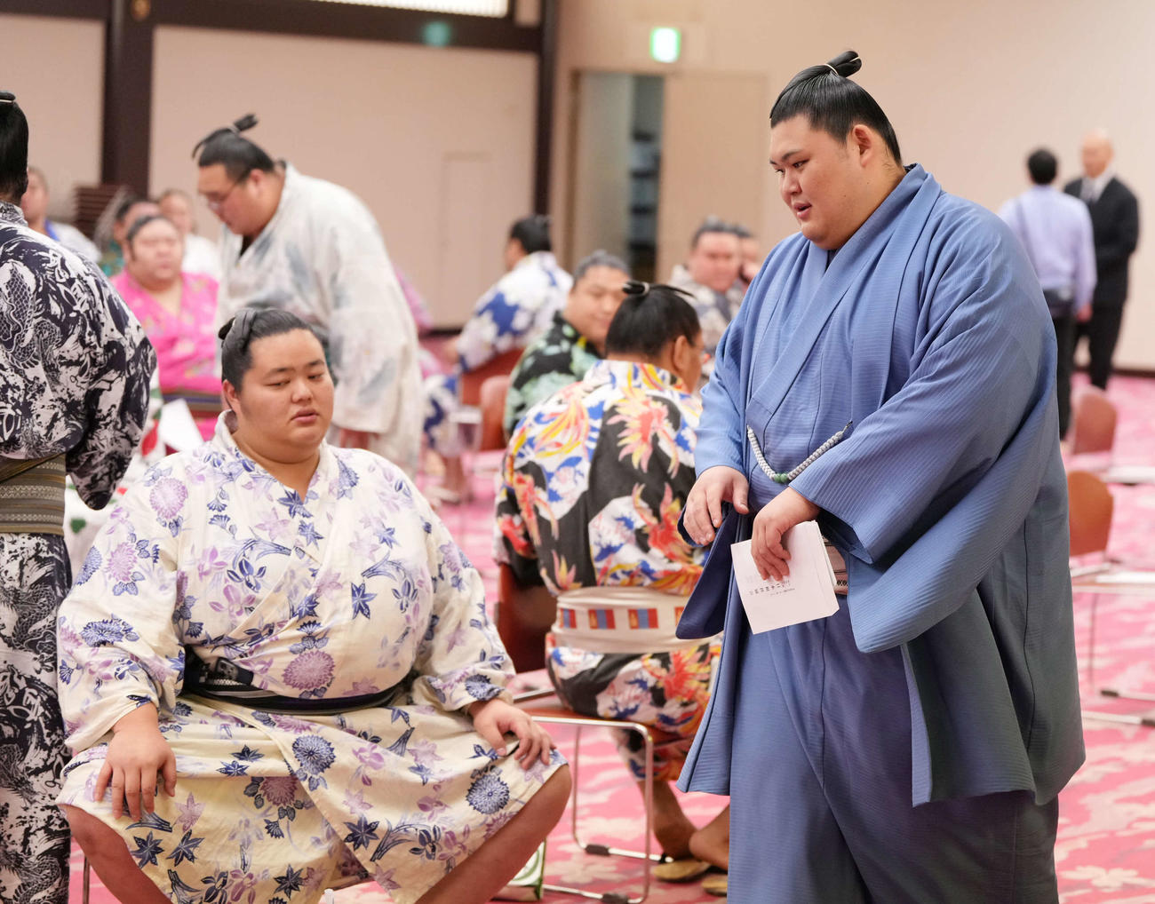 力士会に臨む琴桜（左）と大の里（撮影・小沢裕）