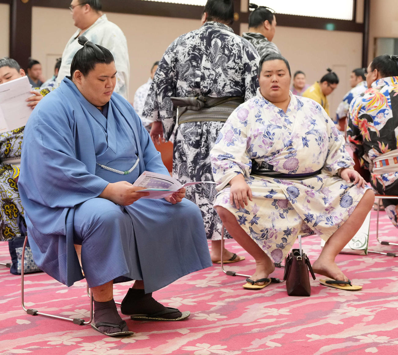 力士会に臨む琴桜（左）と大の里（撮影・小沢裕）