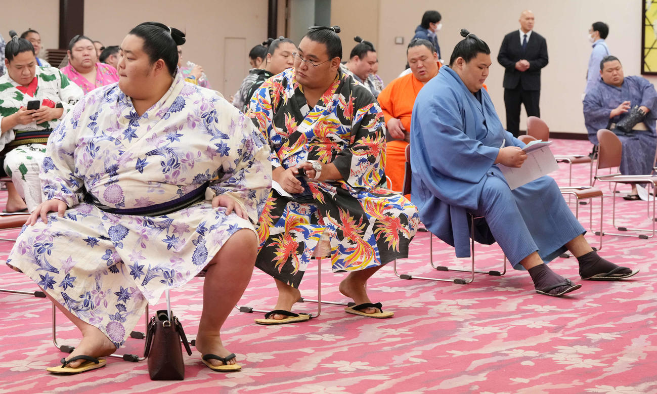 力士会に臨む、手前左から琴桜、豊昇龍、大の里（撮影・小沢裕）