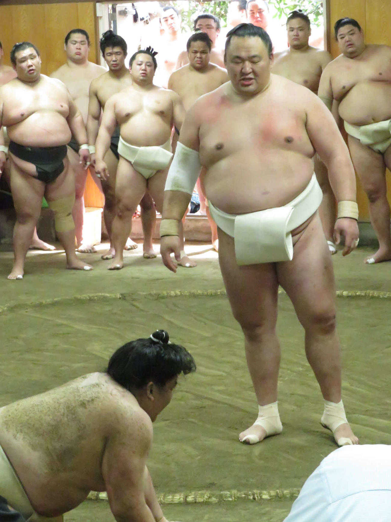 二所ノ関一門の連合稽古で、夢道鵬（手前左）に胸を出した玉鷲（同右）