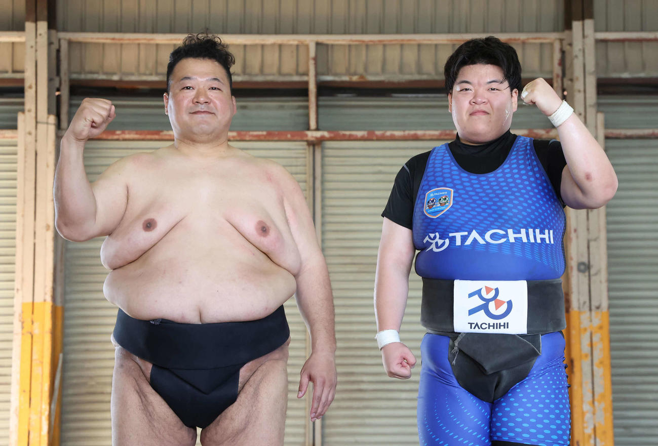 ガッツポーズで写真に納まる立飛女子相撲部コーチに就任した大相撲の元関脇でタレントの豊ノ島と部員の久野愛莉（撮影・丹羽敏通）