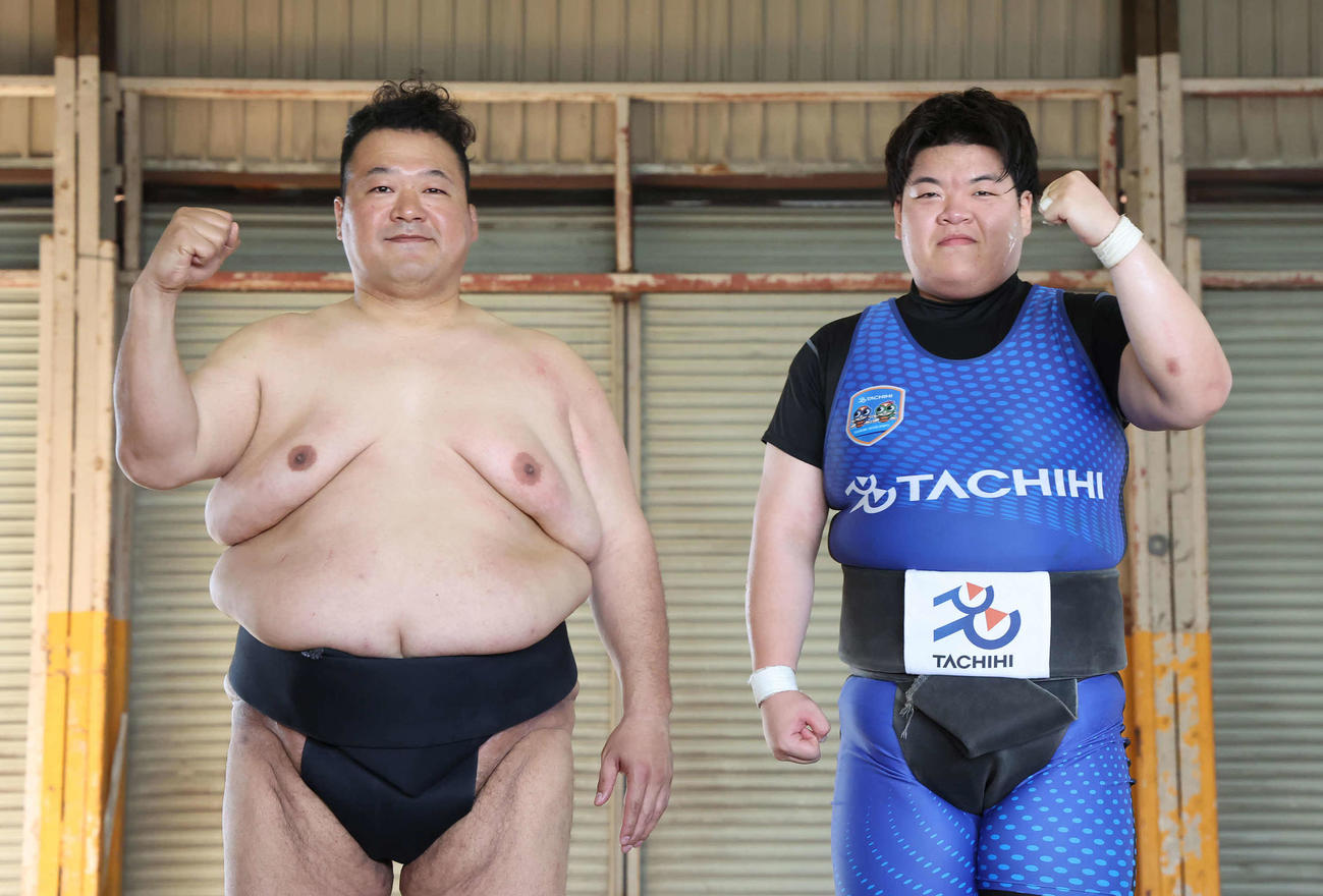 ガッツポーズで写真に納まる立飛女子相撲部コーチに就任した大相撲の元関脇でタレントの豊ノ島と部員の久野愛莉（撮影・丹羽敏通）