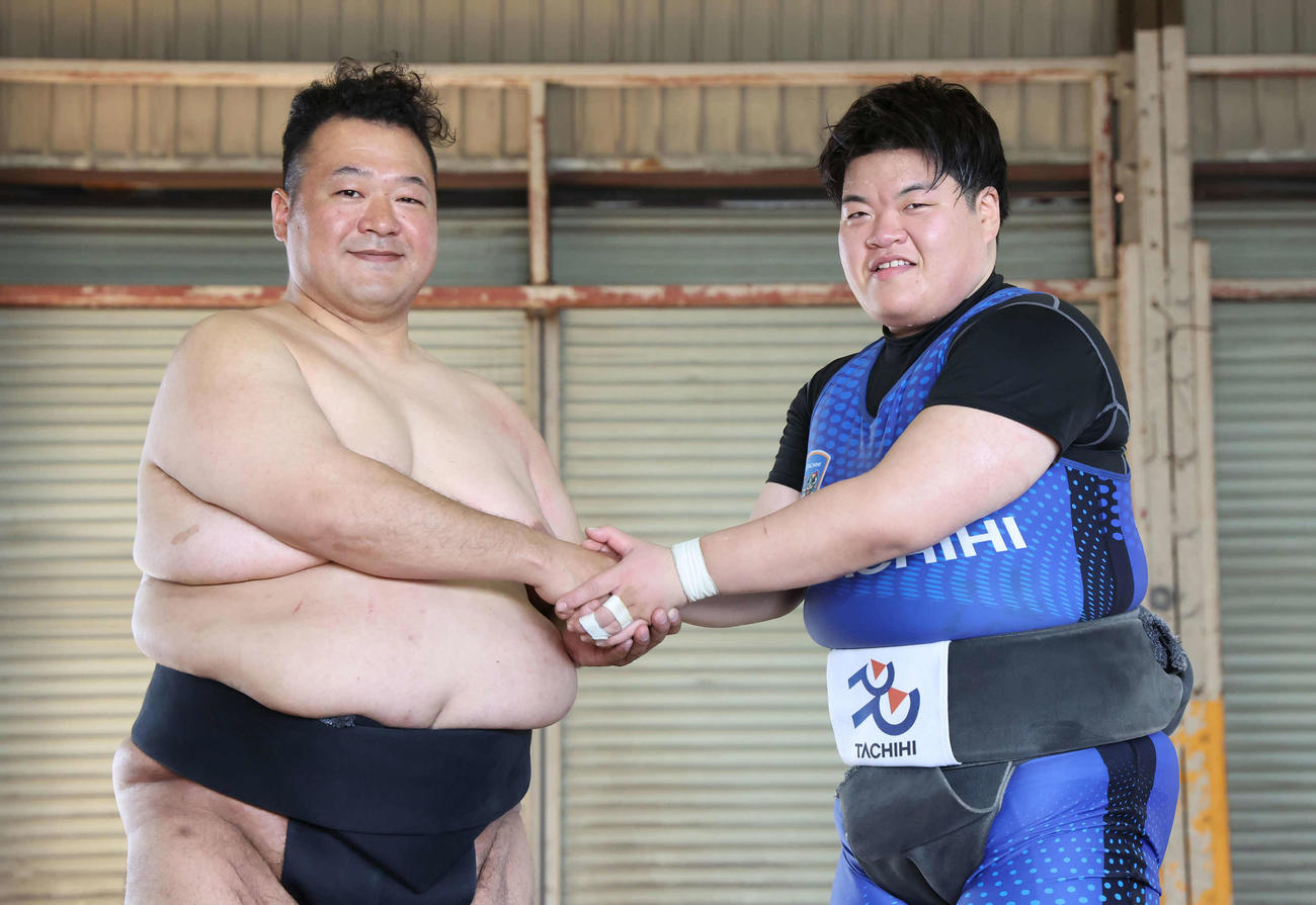 2人の目標は世界一への返り咲き。握手する立飛女子相撲部コーチに就任した大相撲の元関脇でタレントの豊ノ島と部員の久野愛莉（撮影・丹羽敏通）