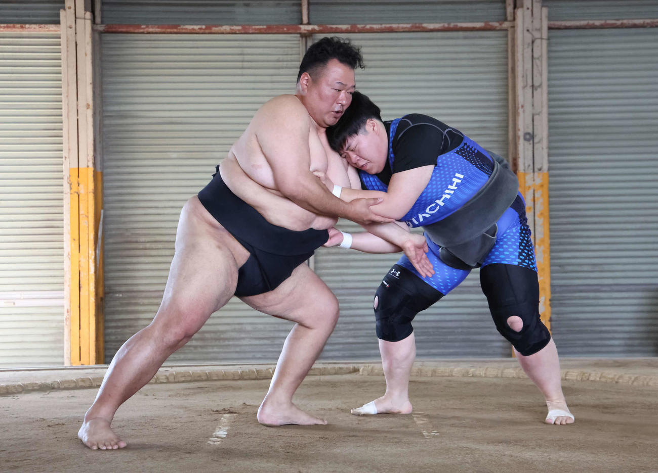まわしを締めて土俵に上がり久野愛莉に稽古をつける立飛女子相撲部コーチの豊ノ島（撮影・丹羽敏通）