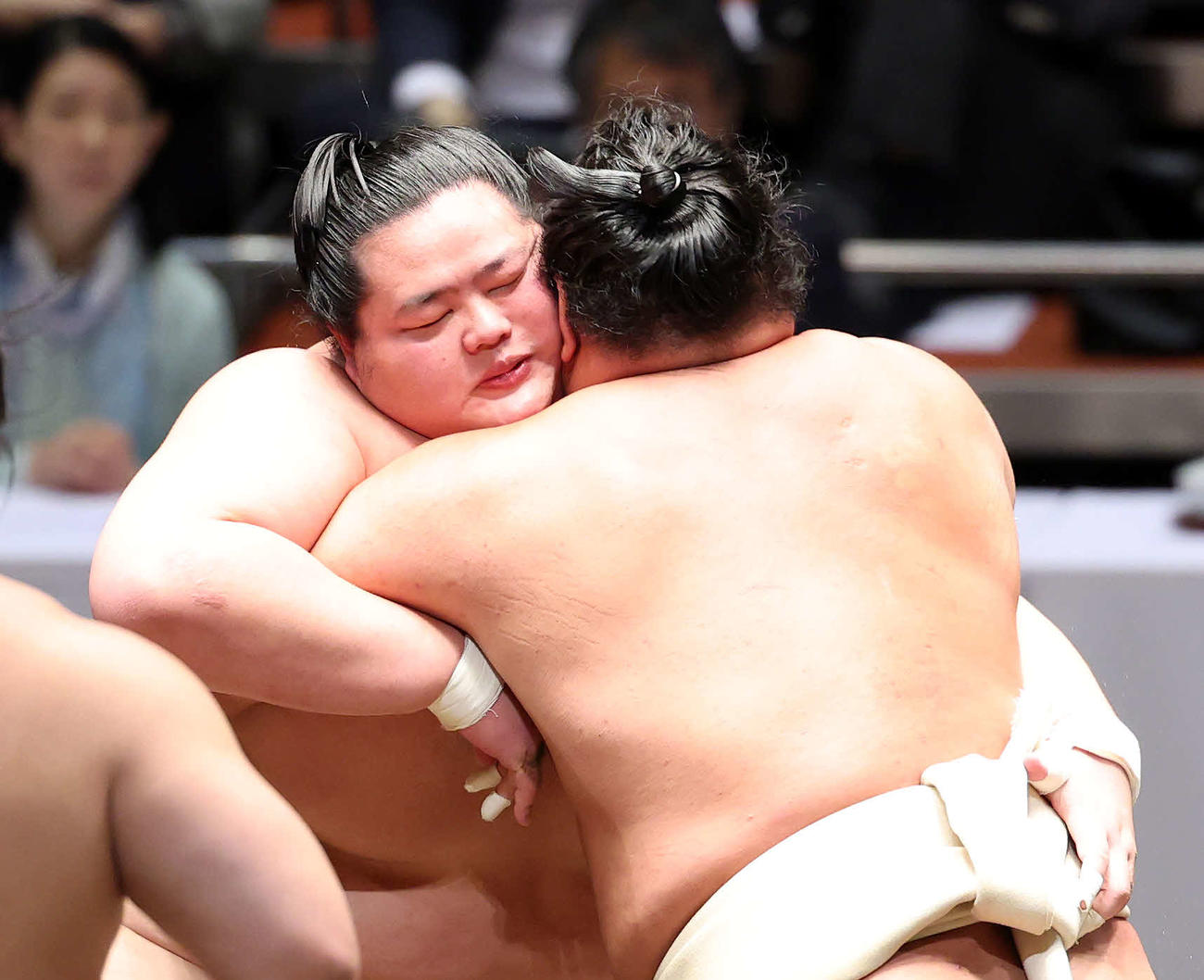 申し合い稽古する琴桜（左）と豊昇龍（撮影・鈴木正人）