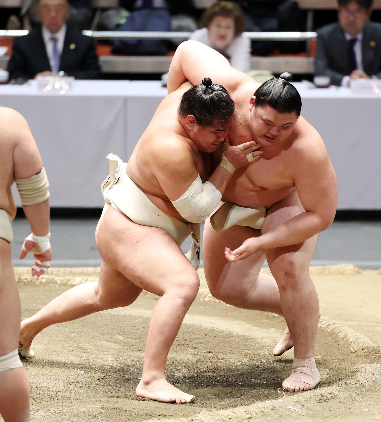 申し合い稽古する豊昇龍（左）と大の里（撮影・鈴木正人）