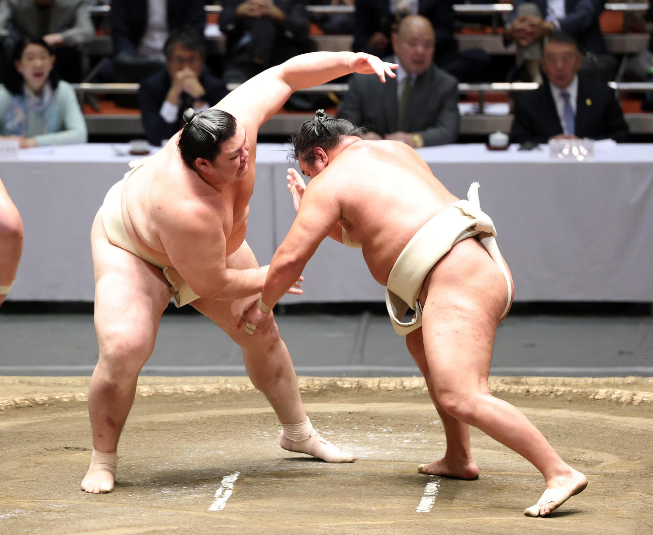 申し合い稽古する豊昇龍（右）と大の里（撮影・鈴木正人）