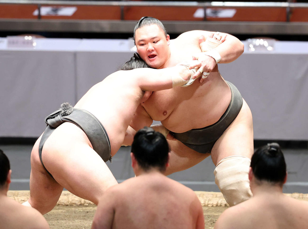 申し合い稽古する朝乃山（右）（撮影・鈴木正人）