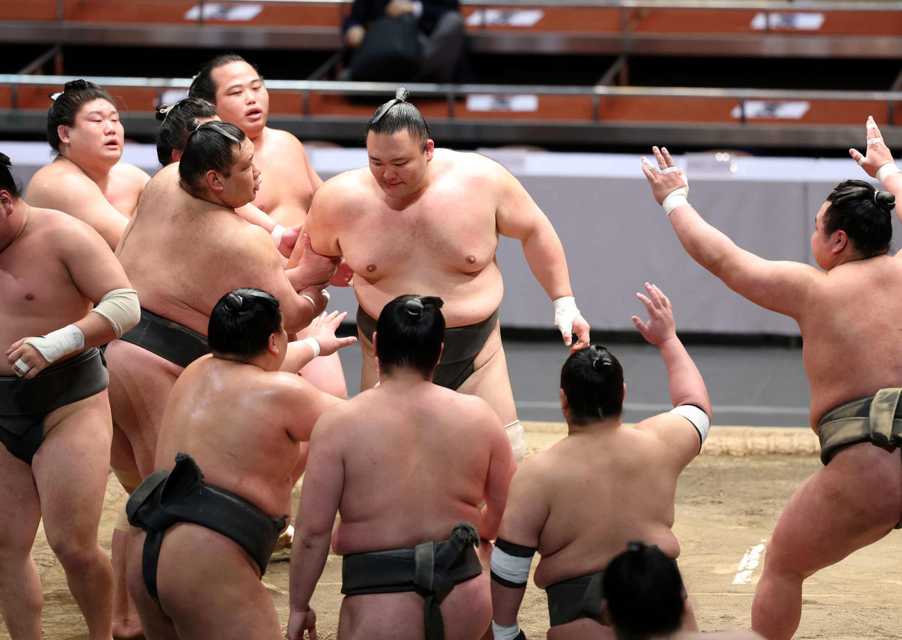 申し合い稽古する朝乃山（中央）（撮影・鈴木正人）