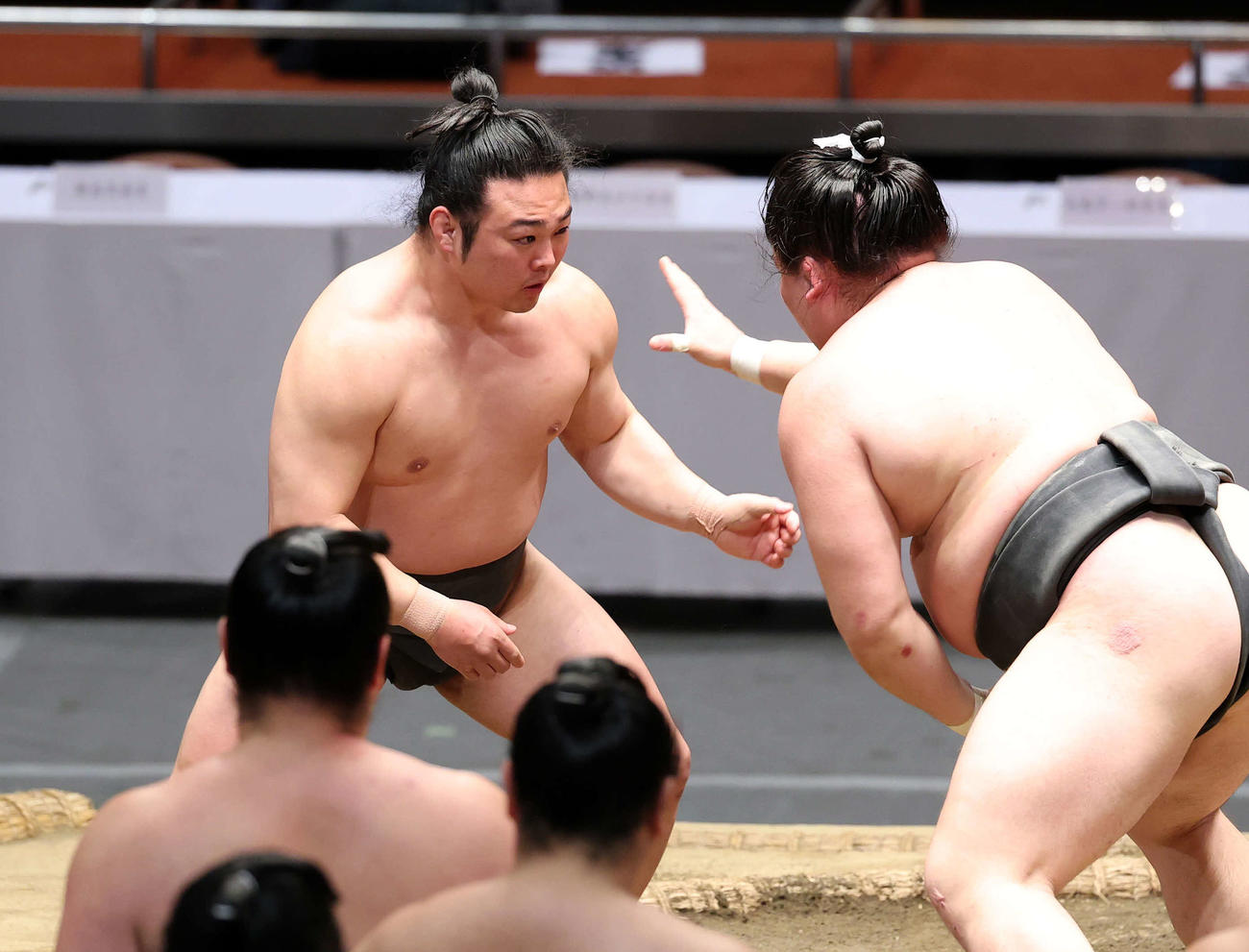 申し合い稽古する炎鵬（左）（撮影・鈴木正人）
