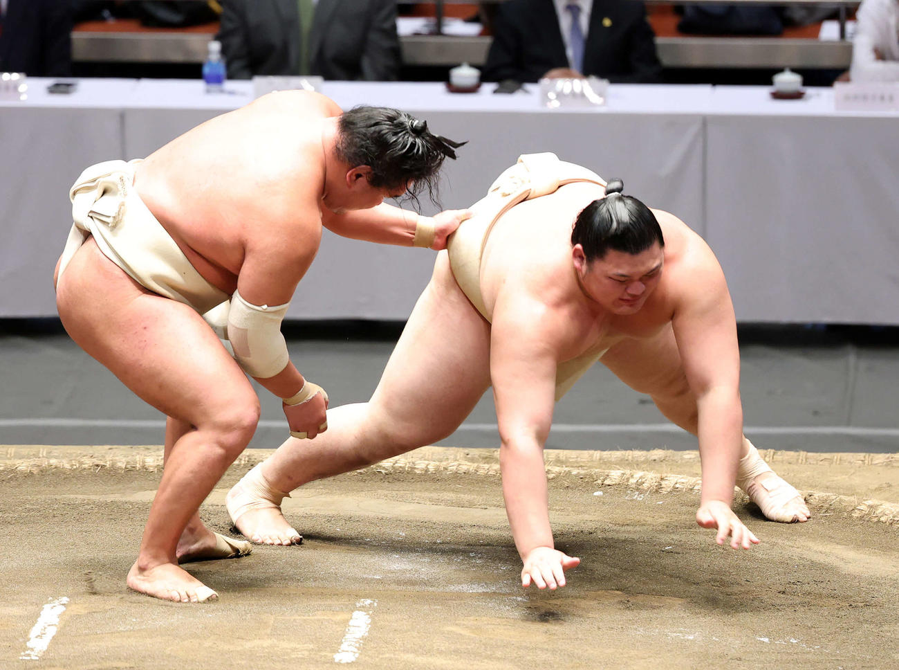 申し合い稽古する豊昇龍（左）と大の里（撮影・鈴木正人）