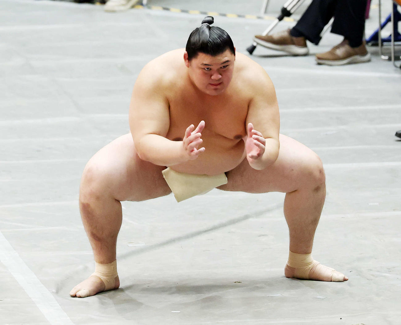 稽古する大の里（撮影・鈴木正人）