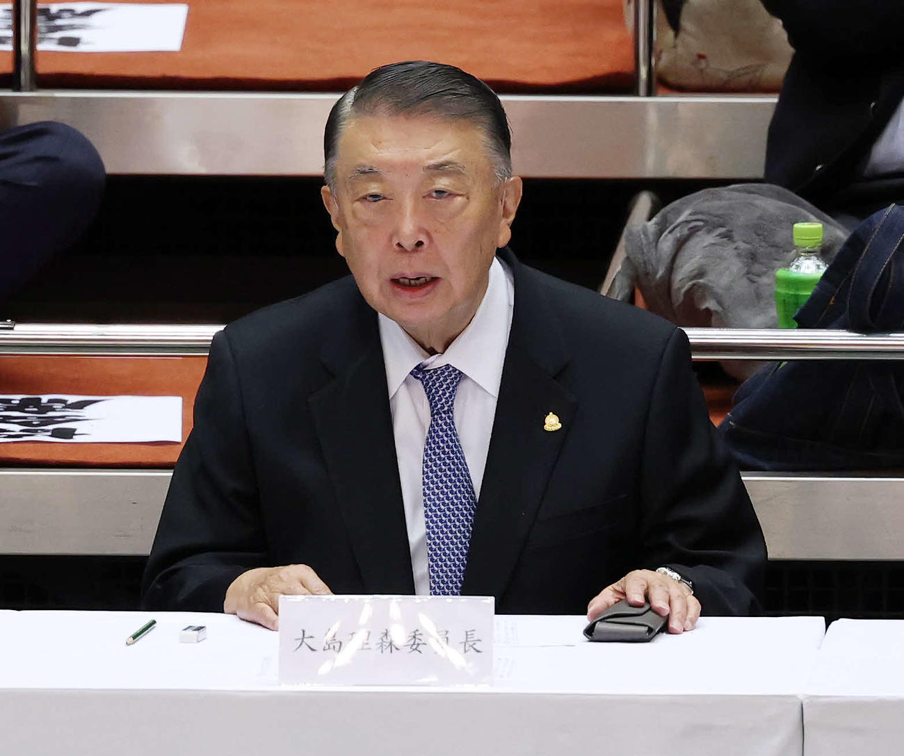 土俵を見つめる横綱審議委員会の大島委員長（撮影・鈴木正人）