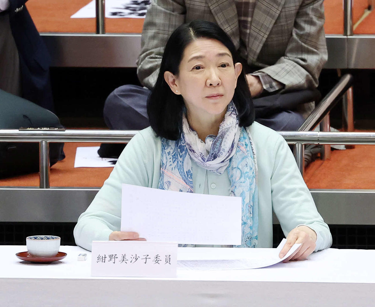 土俵を見つめる横綱審議委員会の紺野美沙子委員（撮影・鈴木正人）