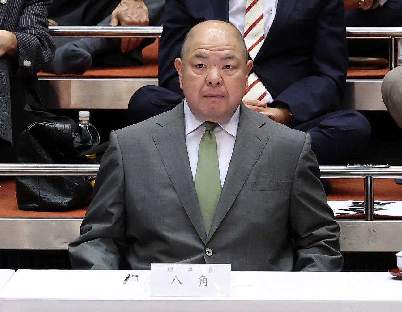 土俵を見つめる八角理事長（撮影・鈴木正人）