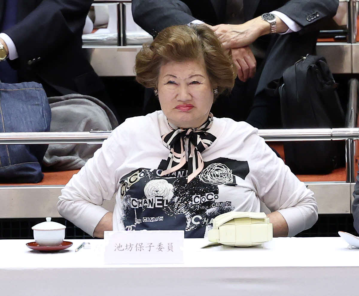 土俵を見つめる横綱審議委員会の池坊委員（撮影・鈴木正人）