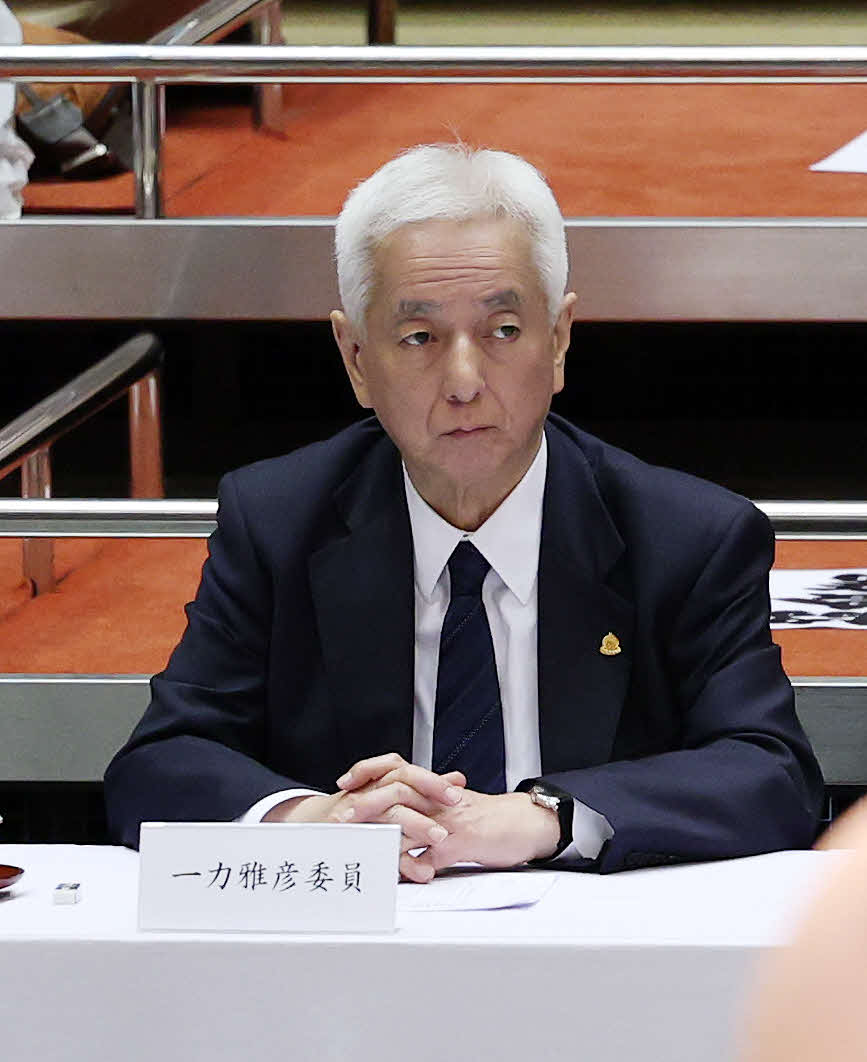 土俵を見つめる横綱審議委員会の一力委員（撮影・鈴木正人）