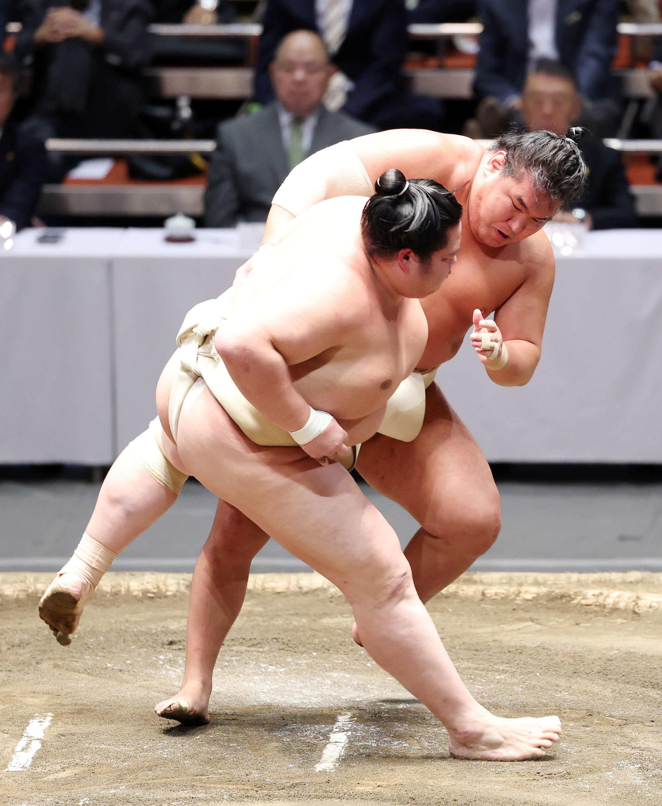 横綱審議委員会稽古総見で琴桜（手前）を攻める豊昇龍（撮影・鈴木正人）