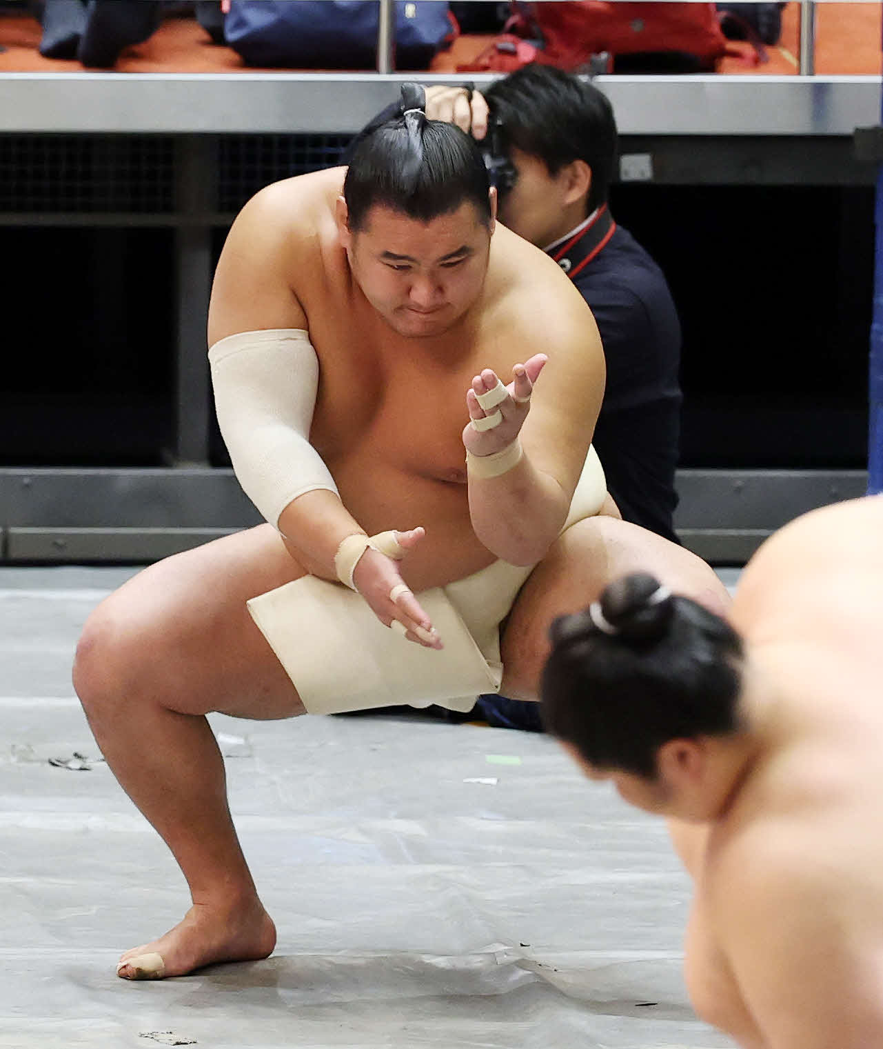 稽古する豊昇龍（撮影・鈴木正人）
