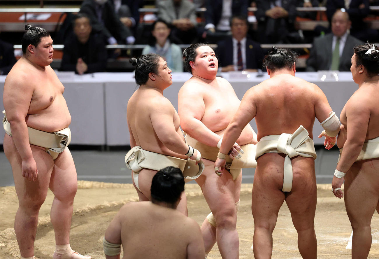 申し合い稽古する琴桜（中央）（撮影・鈴木正人）