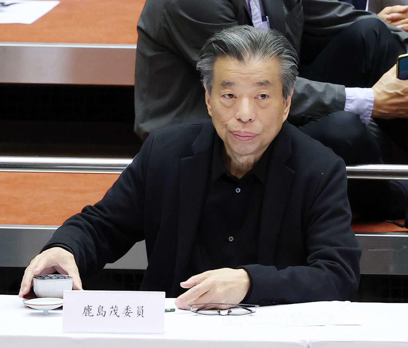 土俵を見つめる横綱審議委員会の鹿島委員（撮影・鈴木正人）
