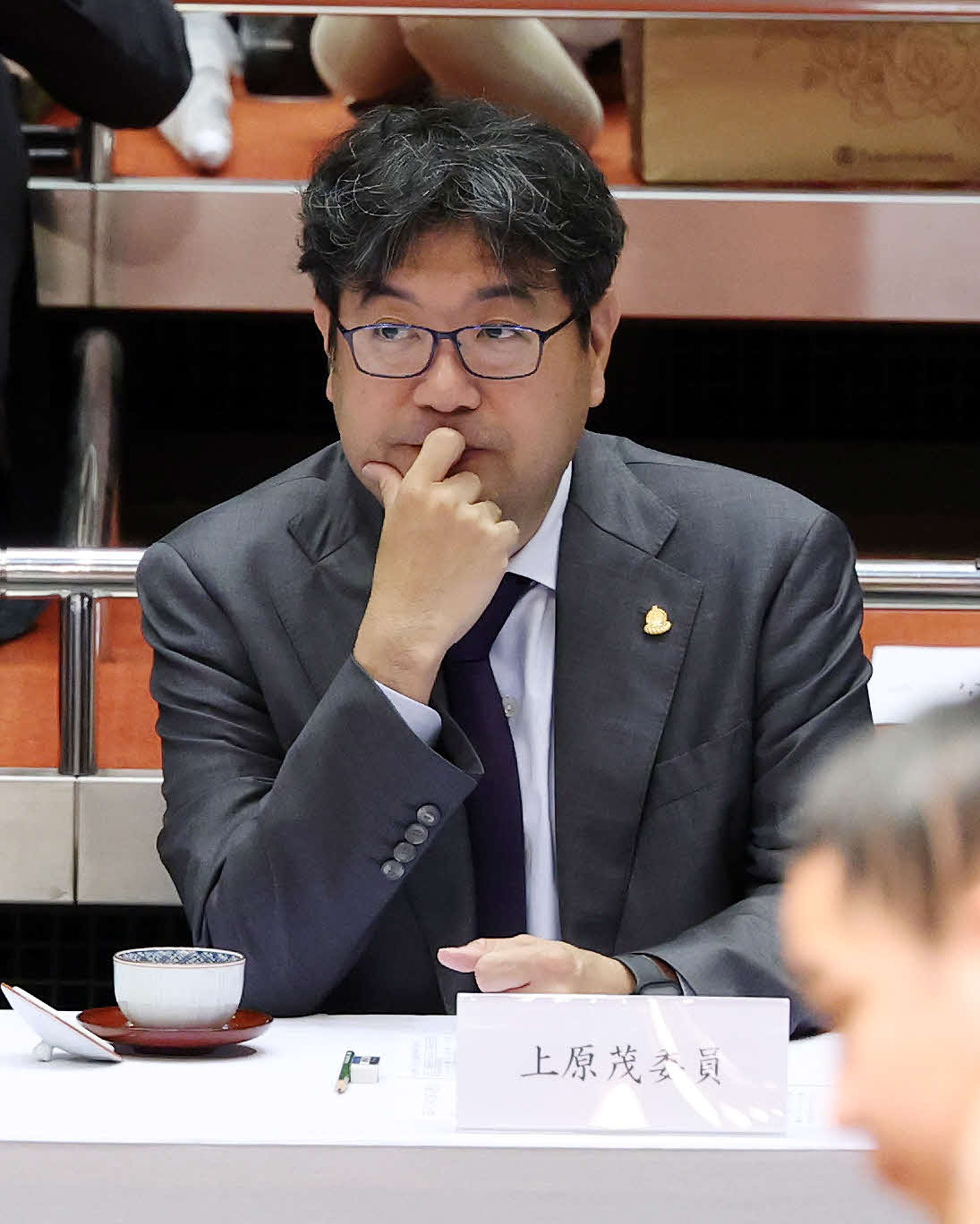 土俵を見つめる横綱審議委員会の上原委員（撮影・鈴木正人）