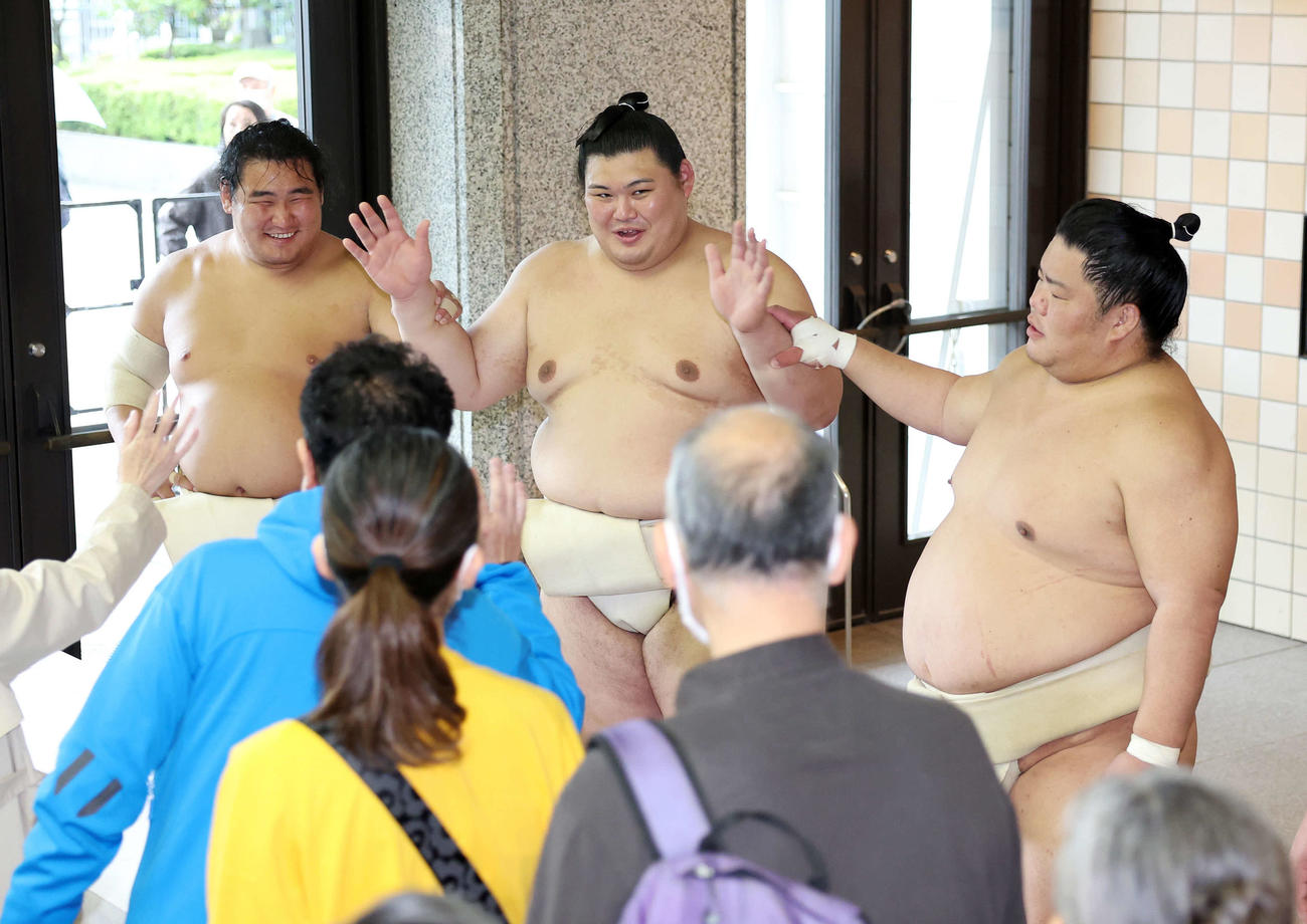 ファンに手を振り見送る、左から豊昇龍、大の里、大栄翔（撮影・鈴木正人）