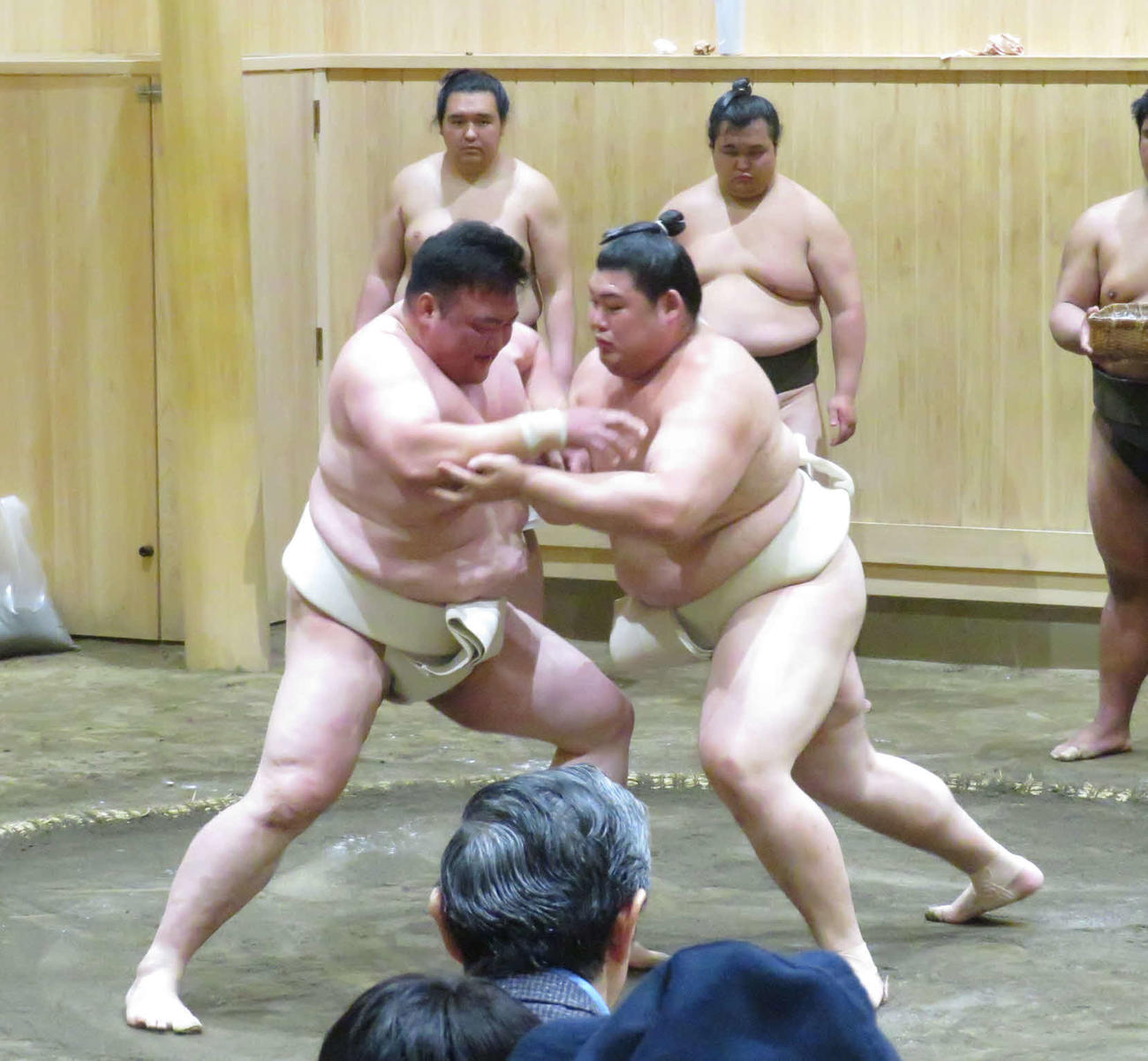 師匠の二所ノ関親方（手前左）と三番稽古を行った大の里（同右）