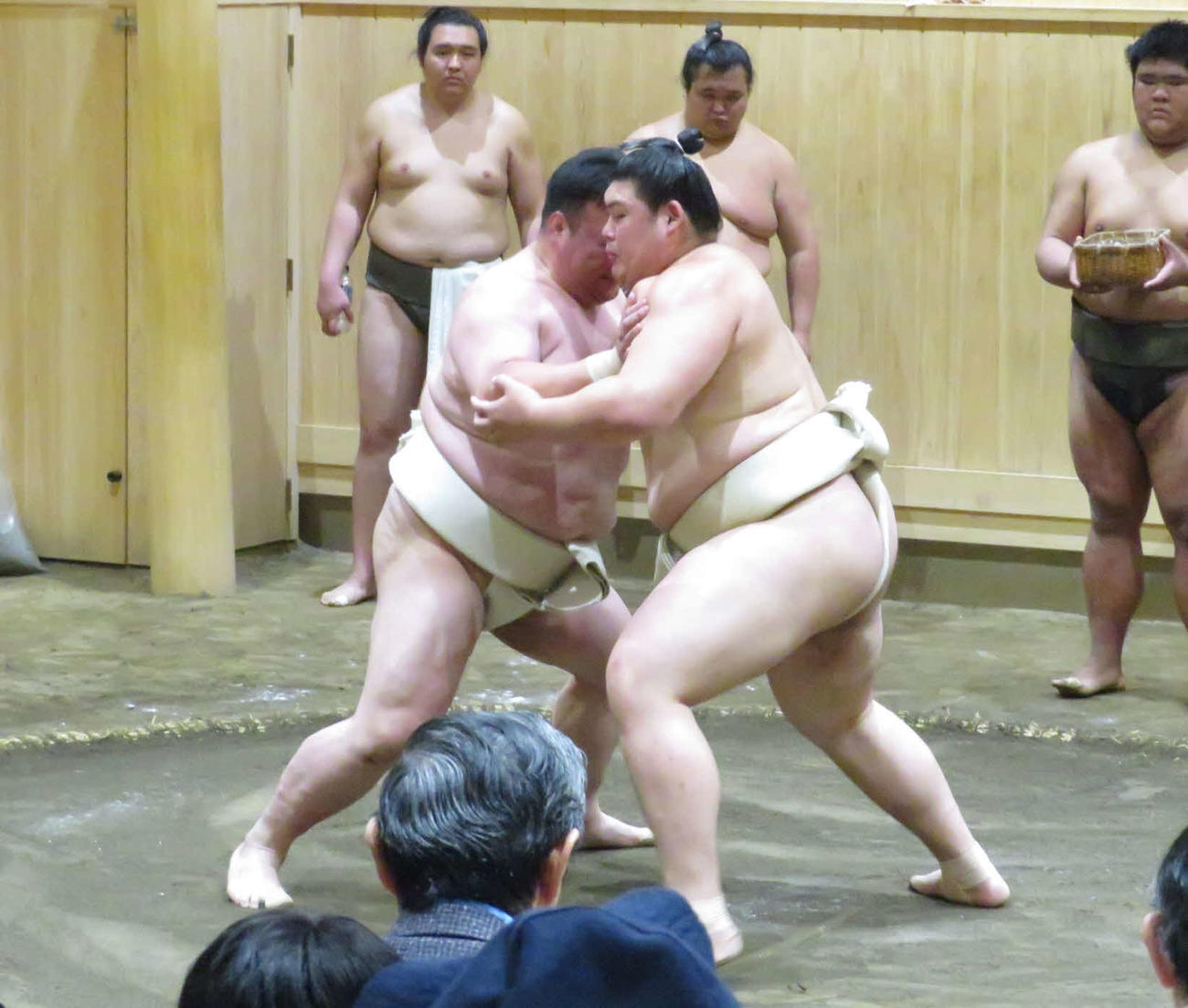 師匠の二所ノ関親方（手前左）と三番稽古を行った大の里（同右）