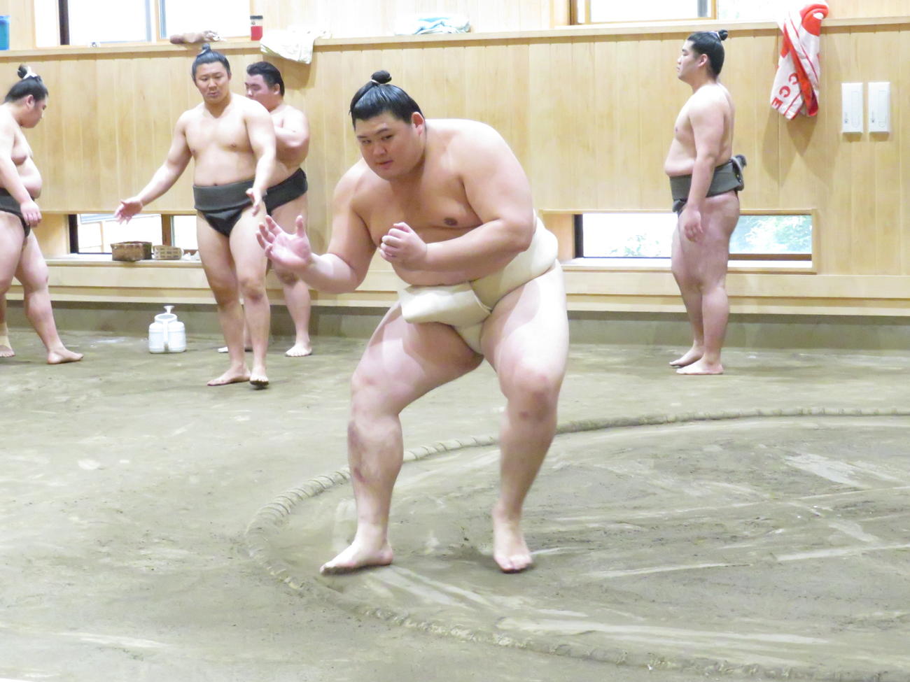 基礎運動を繰り返した大の里（手前）