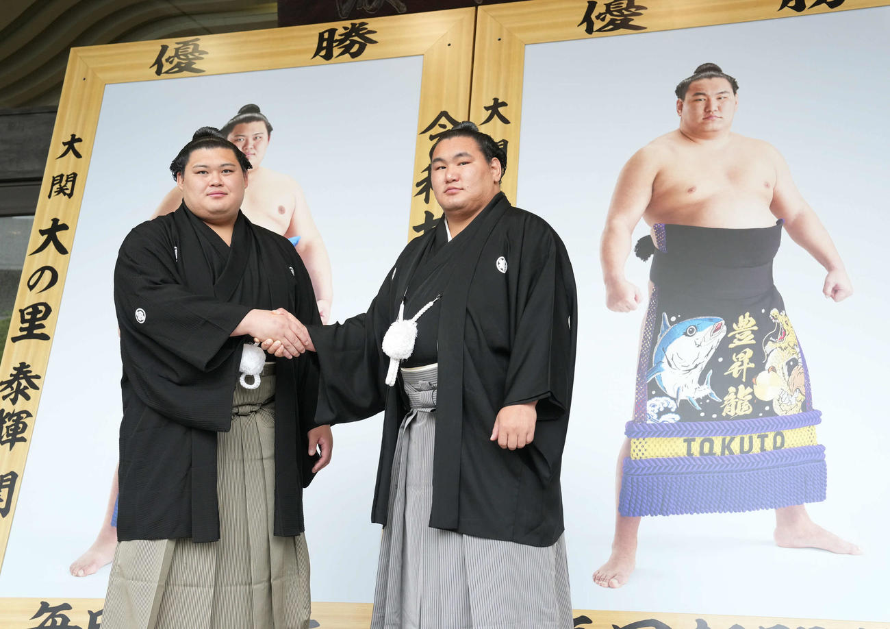 優勝額贈呈式で握手する大阪場所優勝の大関大の里（左）と初場所優勝の横綱豊昇龍（撮影・小沢裕）