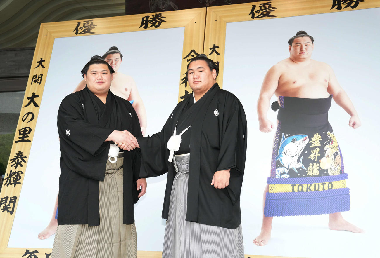 優勝額贈呈式で握手する大阪場所優勝の大関大の里（左）と初場所優勝の横綱豊昇龍（撮影・小沢裕）