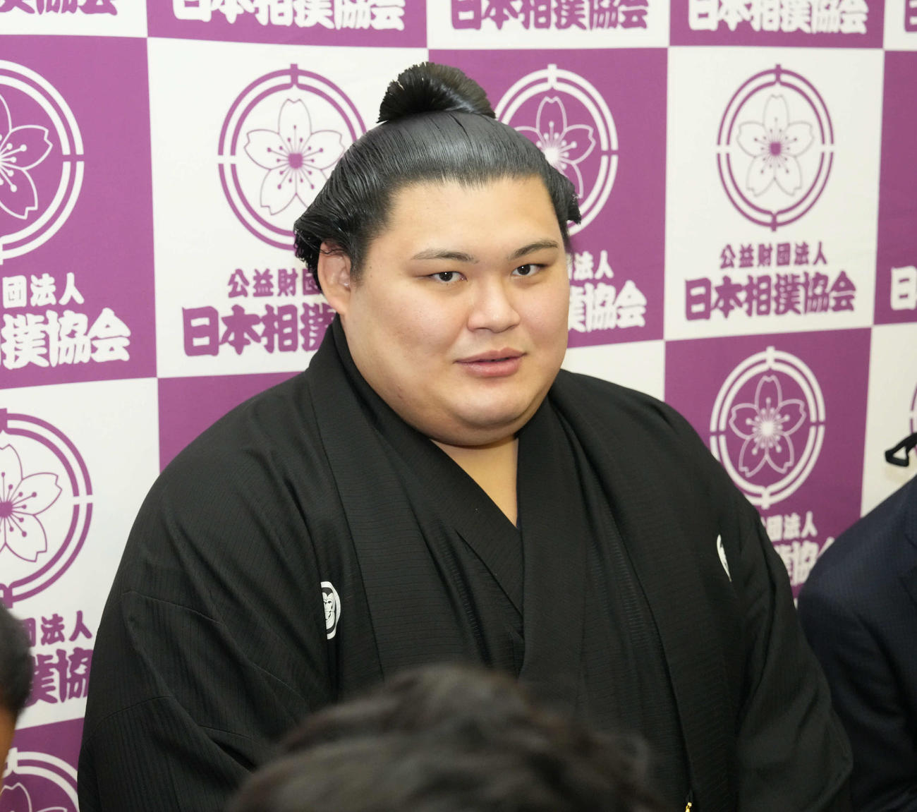 優勝額贈呈式を終え囲み取材に臨む大関大の里（撮影・小沢裕）
