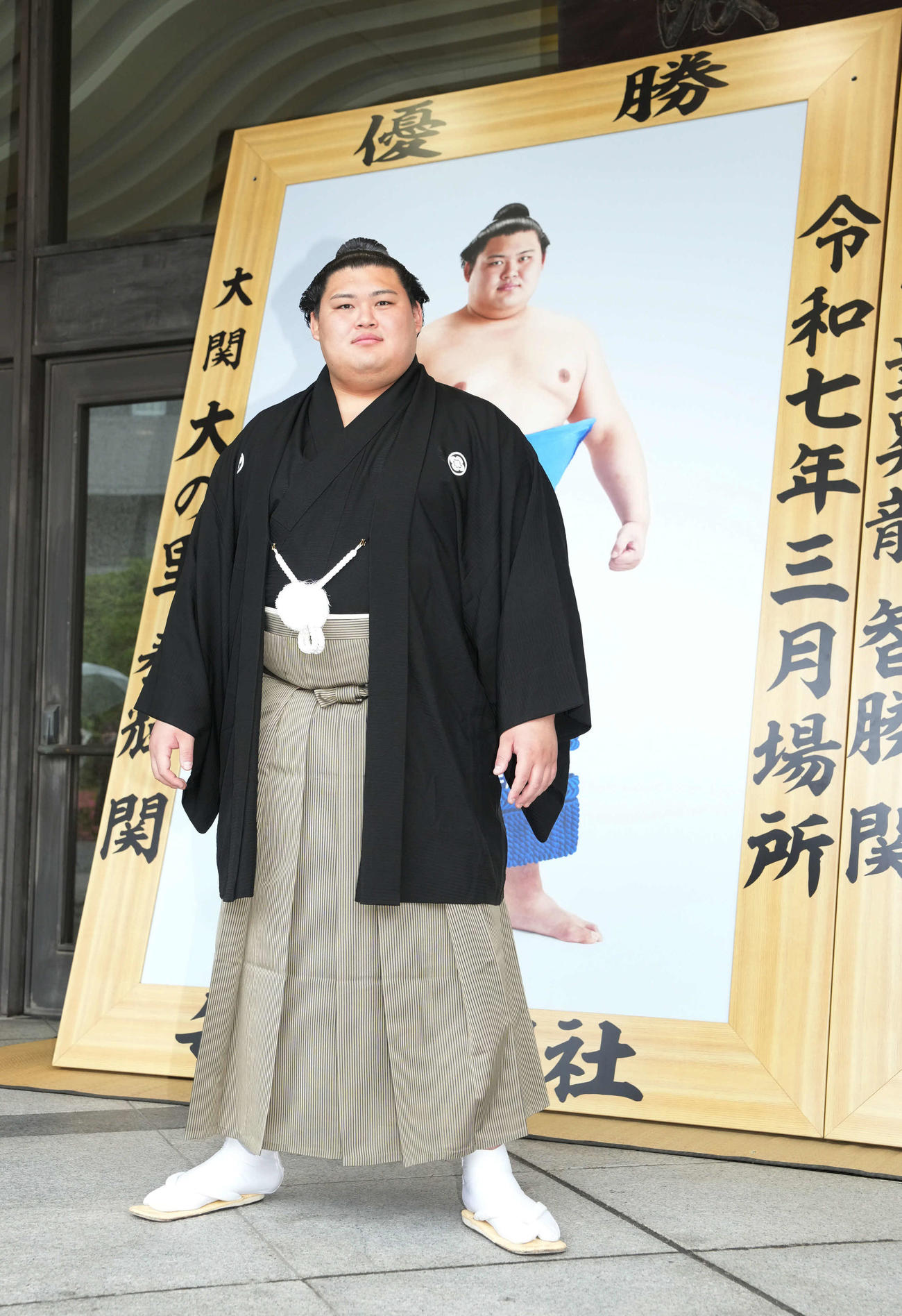 優勝額贈呈式で記念撮影に臨む大阪場所優勝の大関大の里（撮影・小沢裕）